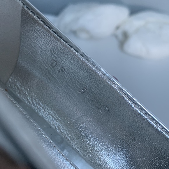 ❌sold❌ Authentic Ferragamo Viva leather silver mirror flats - Picture 12 of 17